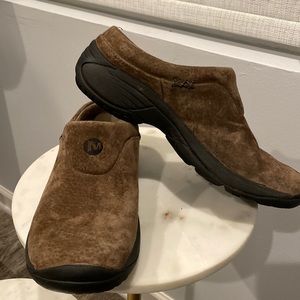 Merrell Woman Size 8 Brown Suede Leather Slip in Clogs